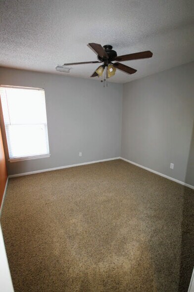 Large Guest Bedroom 2, Top Floor - 9505 NW 86th Ter