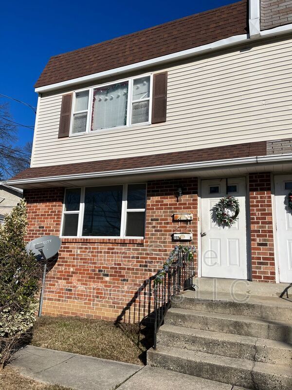 Building Photo - 727 Clifton Ave