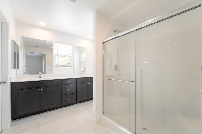 Building Photo - Goregous Brand New 4 Bedroom For Lease!