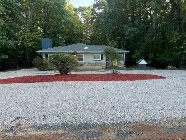 Building Photo - 1305 Lynn Rd