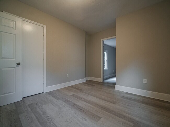 Building Photo - "Charming 4-Bedroom Gem in Charlotte - Cozy Living with Spacious Comfort!"