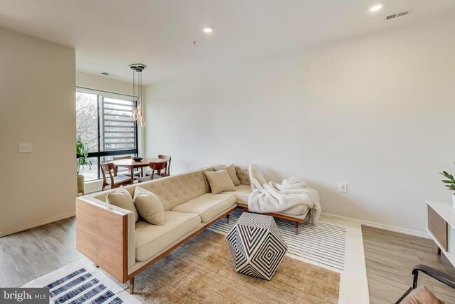 Building Photo - 1550 11th St NW