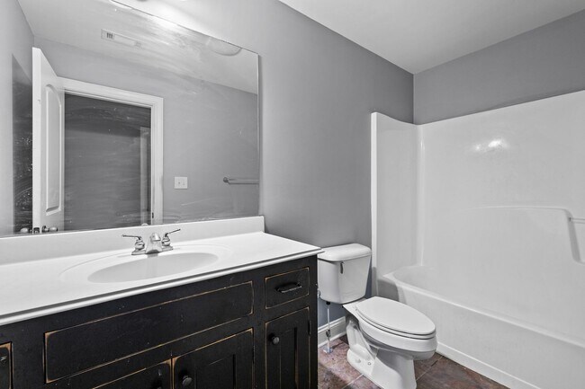Building Photo - Spacious 5BR Home Walkable to Downtown Fayetteville