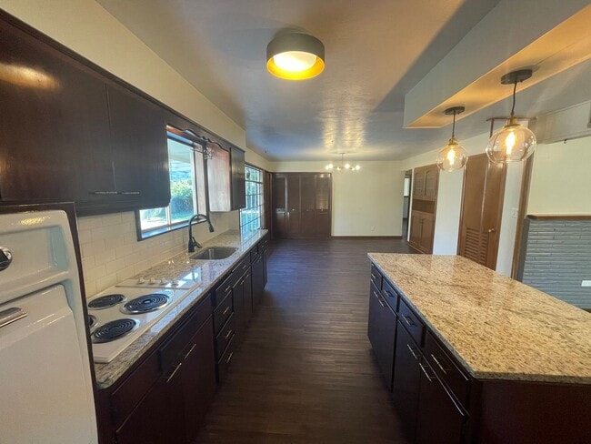 Building Photo - Beautiful 3 bedroom 2 bath home located in Southern Hills Subdivision