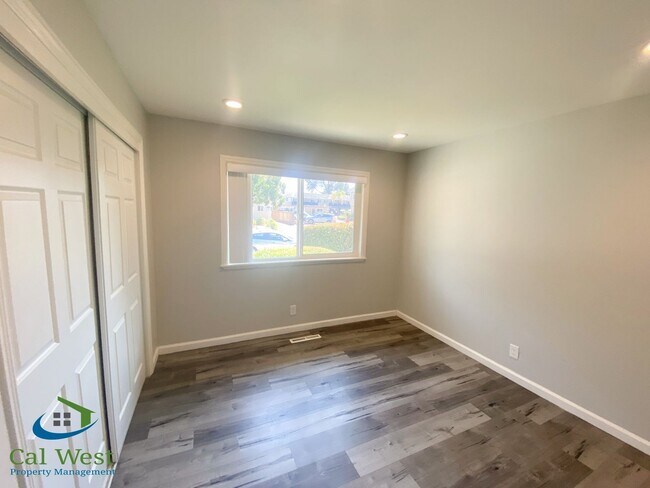 Building Photo - $3195 - Remodeled 2Bed/1 Bath Duplex in th...