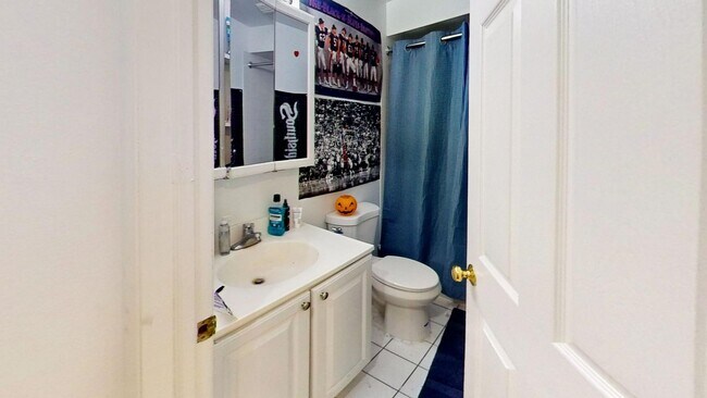 Building Photo - Duplexed Lakeview Three Bedroom Two Bath