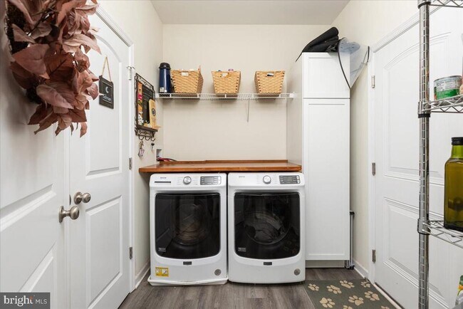 Building Photo - 321 Whispering Echos Dr