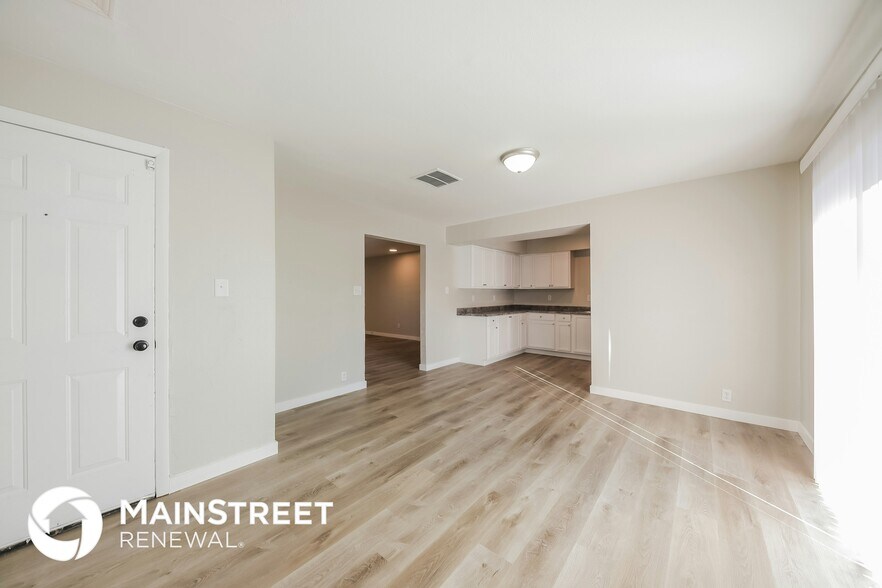 Building Photo - 4749 N 39th Dr