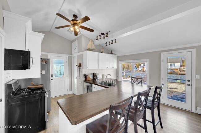 Building Photo - 804 Harbor Rd