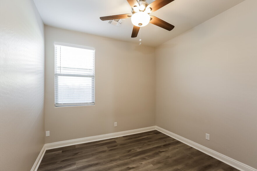 Building Photo - 1655 W Paisley Dr