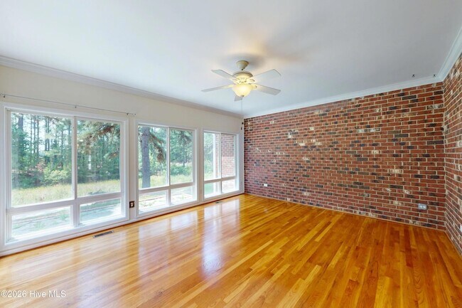 Building Photo - 1140 Greenbriar Dr