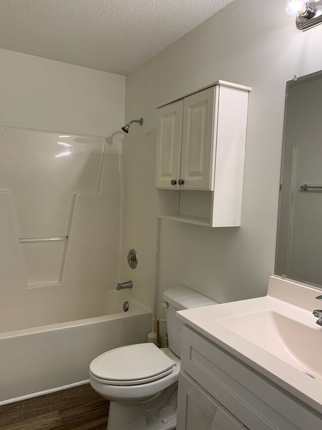 Building Photo - 3 Bedroom 2 Bath House on Hillsdale Drive