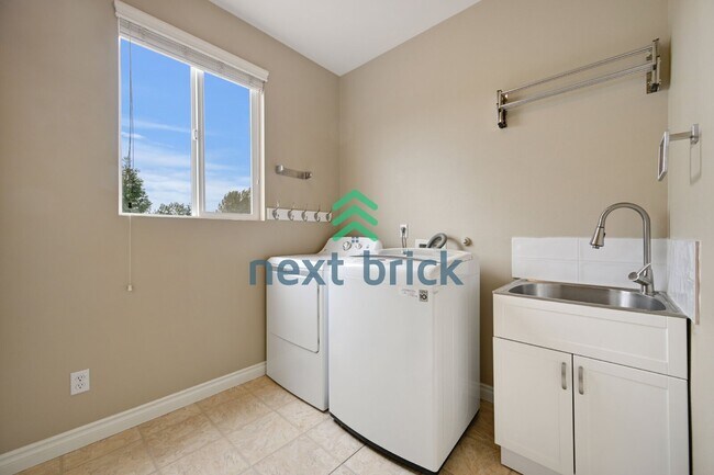 Building Photo - Beautiful 4 beds and 3 baths Modern Home Ready for Rent!