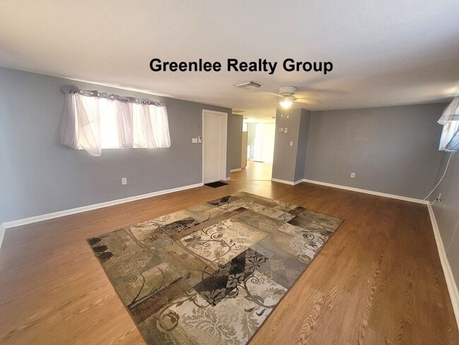 Building Photo - Cozy 2 Bed/1 Bath Duplex Apt with a Carpor...
