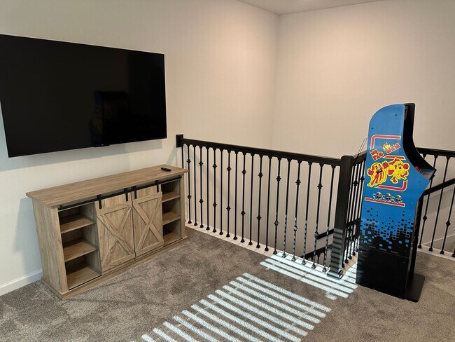 Building Photo - Spacious 4 bedroom 2.5 Bath, Fully Furnish...