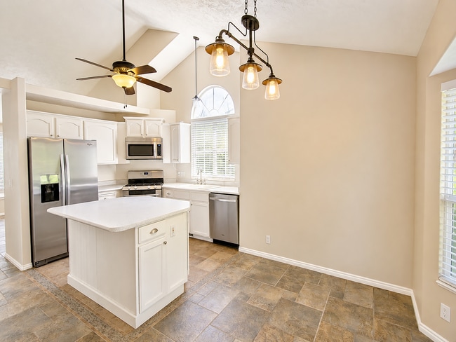 Building Photo - Charming 5-Bedroom Cul-de-Sac Home in Sandy with Garden Beds and Outdoor Space
