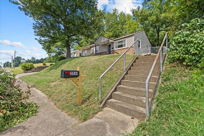 Building Photo - 4 bedroom, 2 bath home with den and garage...