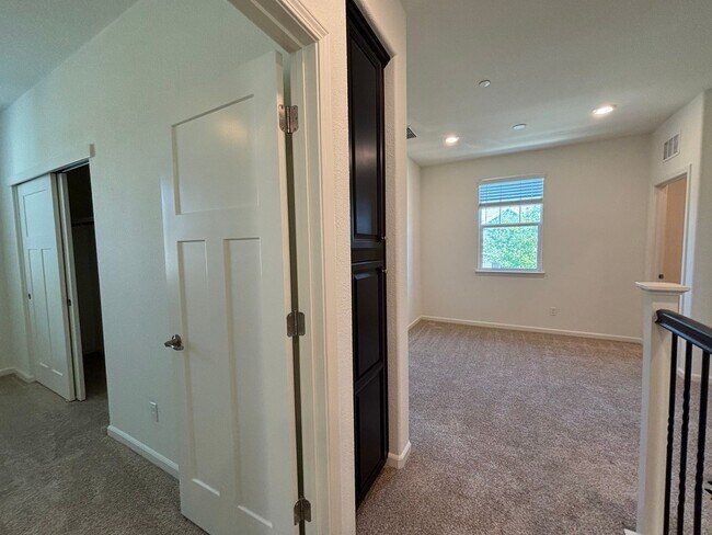 Building Photo - Spacious 4 Bedroom, 3 Bath Home with Bonus Room, 2 Car Garage in Westpark Village!