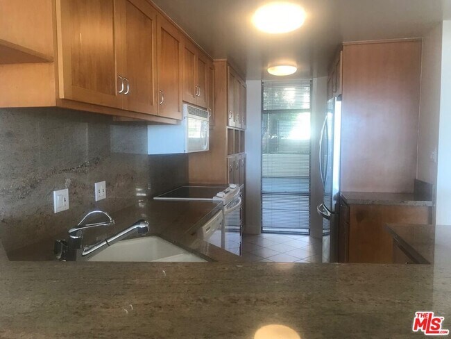 Building Photo - 4267 Marina City Dr