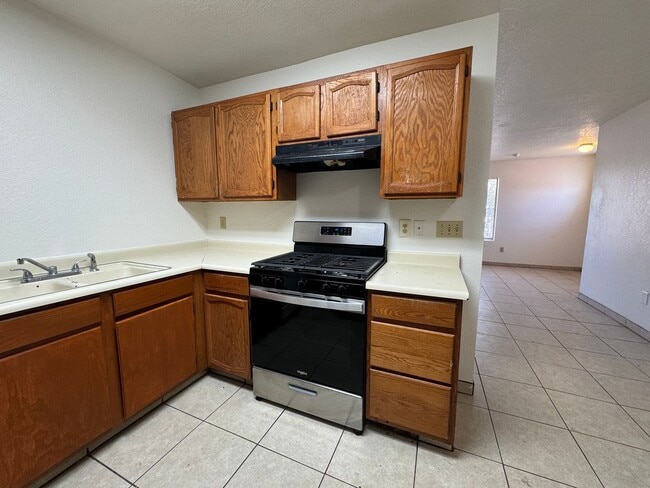 Building Photo - 3BR Duplex with gated yard and Garage
