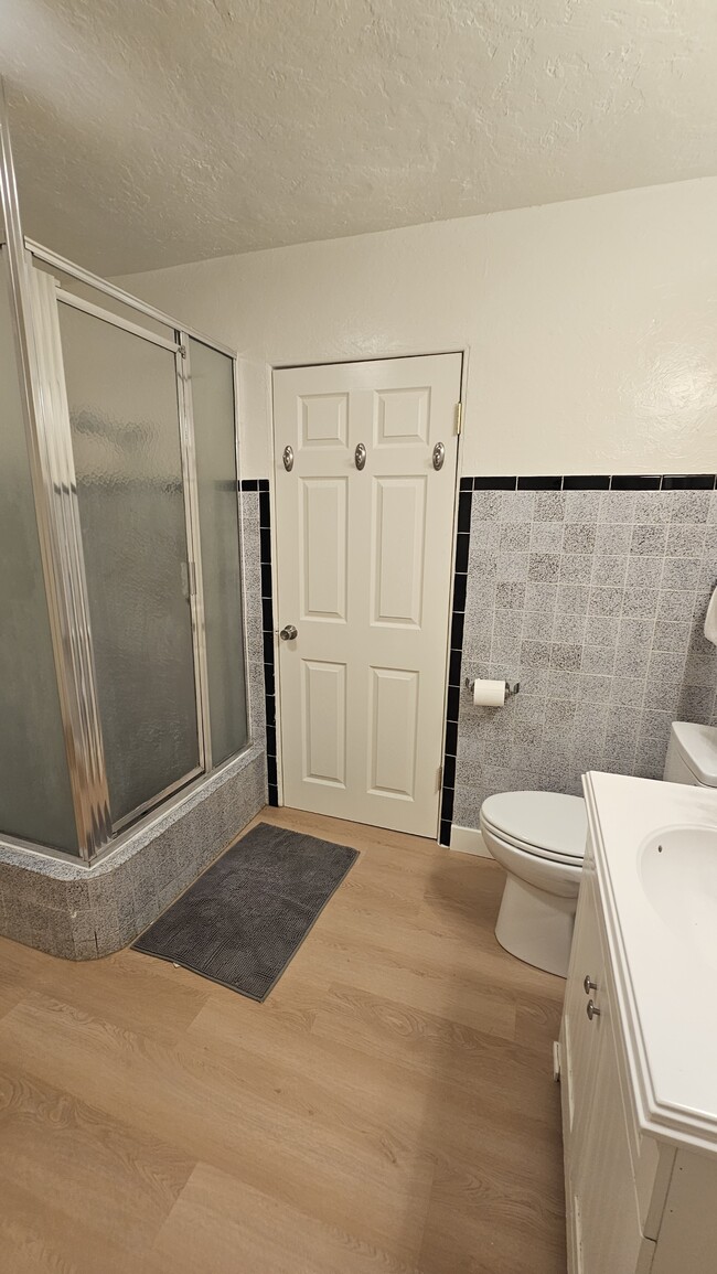 Building Photo - 476 E 7th Ave