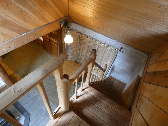 Building Photo - APPLICATION PENDING - **Charming Cabin**