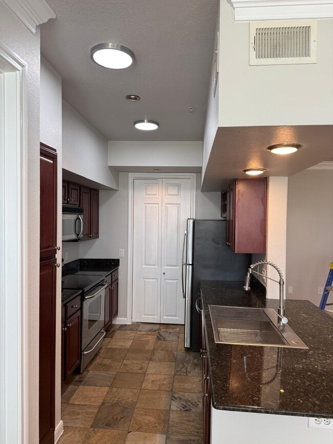 Building Photo - 7575 Kirby Dr