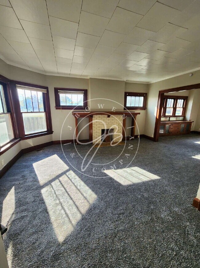 Building Photo - 1200 Sq foot lower duplex! Tons of space a...