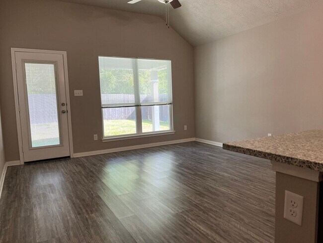 Building Photo - Like new 3 bedroom, 2 bath in the gated community of Point Aquarius/Summerchase