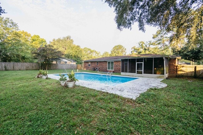 Building Photo - 3/2 Pool Home - Lake Jackson Area