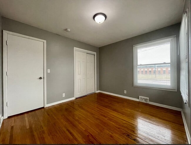 Building Photo - Outstanding 5 Bedroom 2 Bathroom Single Fa...
