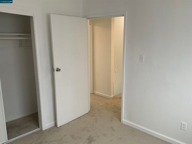 Building Photo - 422 C St