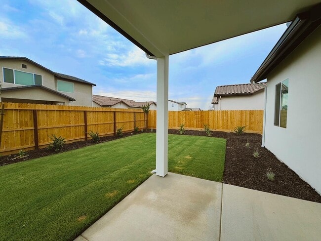 Building Photo - 2042 Daffodil St