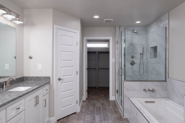 Building Photo - 2007 7th Ave