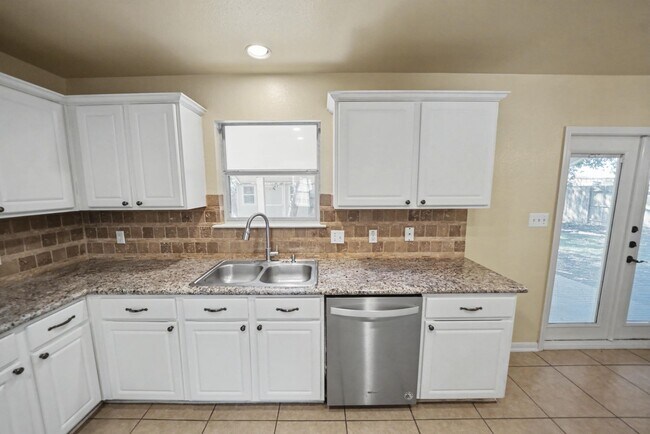 Building Photo - Beautiful 5-Bedroom Home in Schertz - Realtor Commission: $500