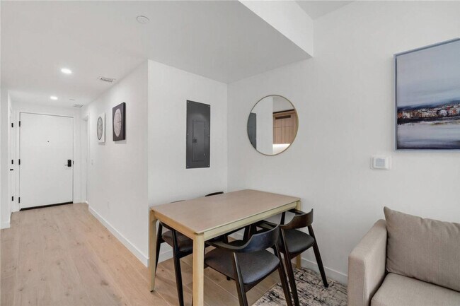 Building Photo - 225 N Miami Ave