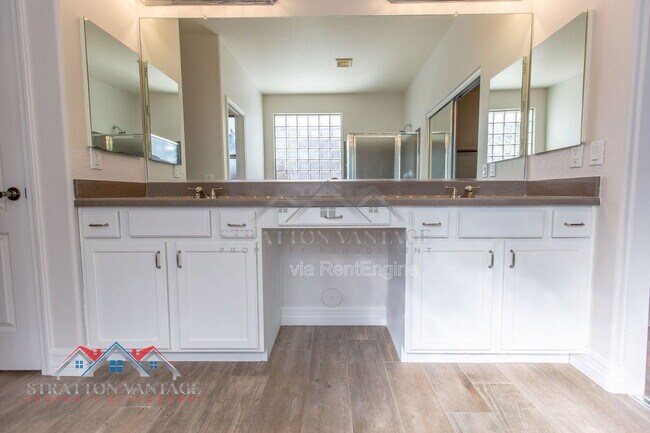 Building Photo - 661 E Julian Dr