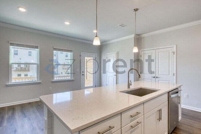 Building Photo - 1467 Hasse Ave