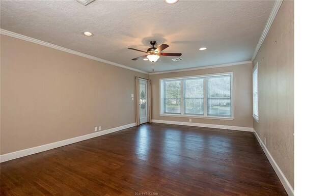 Building Photo - Comfy 4-Bed/3-Bath 3 blocks from A&M with all appliances, backyard, 5 min to grocery store
