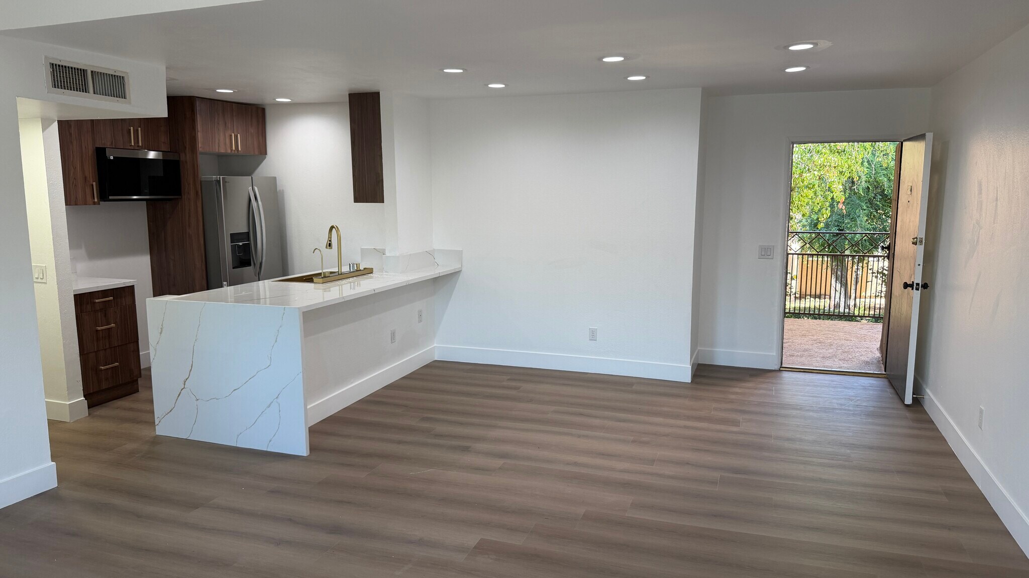 Building Photo - 10331 Lindley Ave