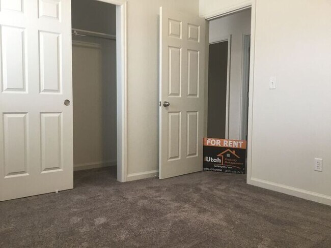Building Photo - 3 bdrm 2 1/2 bath Home- Small Dog Friendly