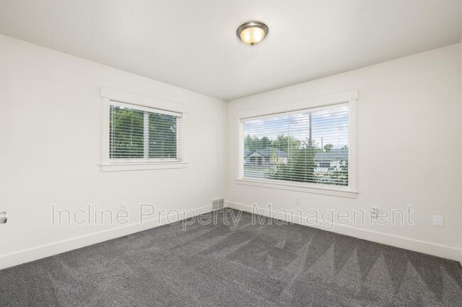 Building Photo - 792 500 N