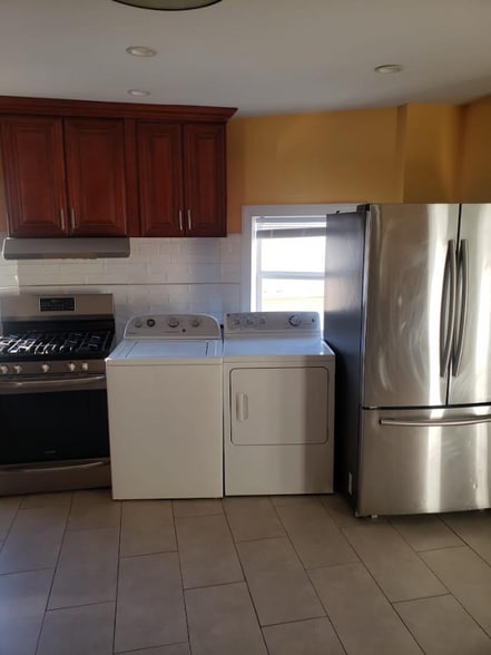 Building Photo - 850 Bleecker St