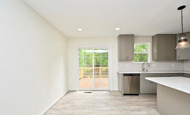 Building Photo - 16501 Accolawn Rd