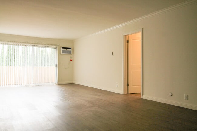 Building Photo - 14306 Riverside Dr