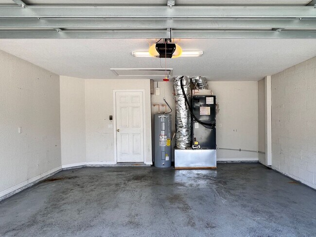 Building Photo - Spacious Three-Bedroom Home in Savannah Estates