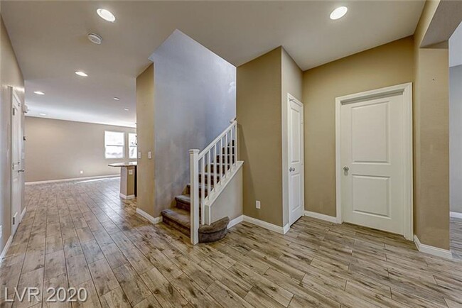 Building Photo - Northwest 4 bedroom!