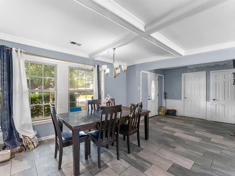 Building Photo - 2405 Summit Dr