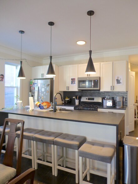 Building Photo - 828 Parker St