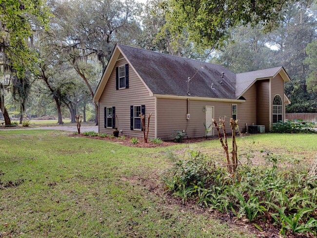 Building Photo - 3 Bedroom 2 Bathroom Home with Bonus Room ...